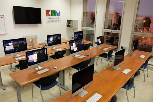 /dipartimenti/cultureesocieta/.content/immagini/Laboratori/ComLab-1.jpg?__scale=h:200,w:266,cx:10,cy:1,ch:345,cw:458