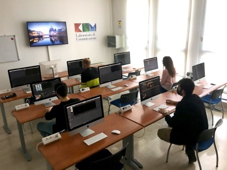 /dipartimenti/cultureesocieta/.content/immagini/Laboratori/ComLab-2.jpg?__scale=h:200,w:266