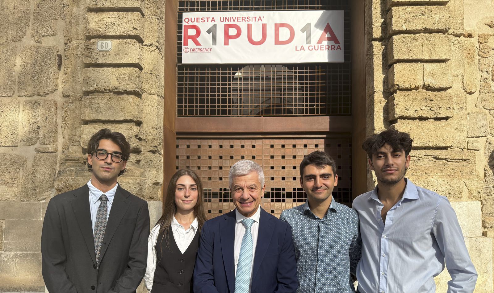 UniPa aderisce alla campagna di Emergency “R1pud1A” la guerra: sulla facciata dello Steri il banner dedicato all’articolo 11 della Costituzione